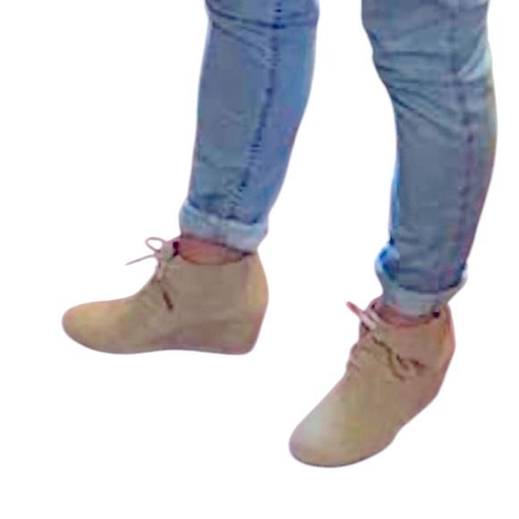 CHARLOTTE RUSSE retro lace-up boot - Picture 4 of 7